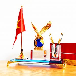 ĐỰNG BÚT DOANH NHÂN ĐỂ BÀN ĐẠI BÀNG TUNG CÁNH-DBCX01