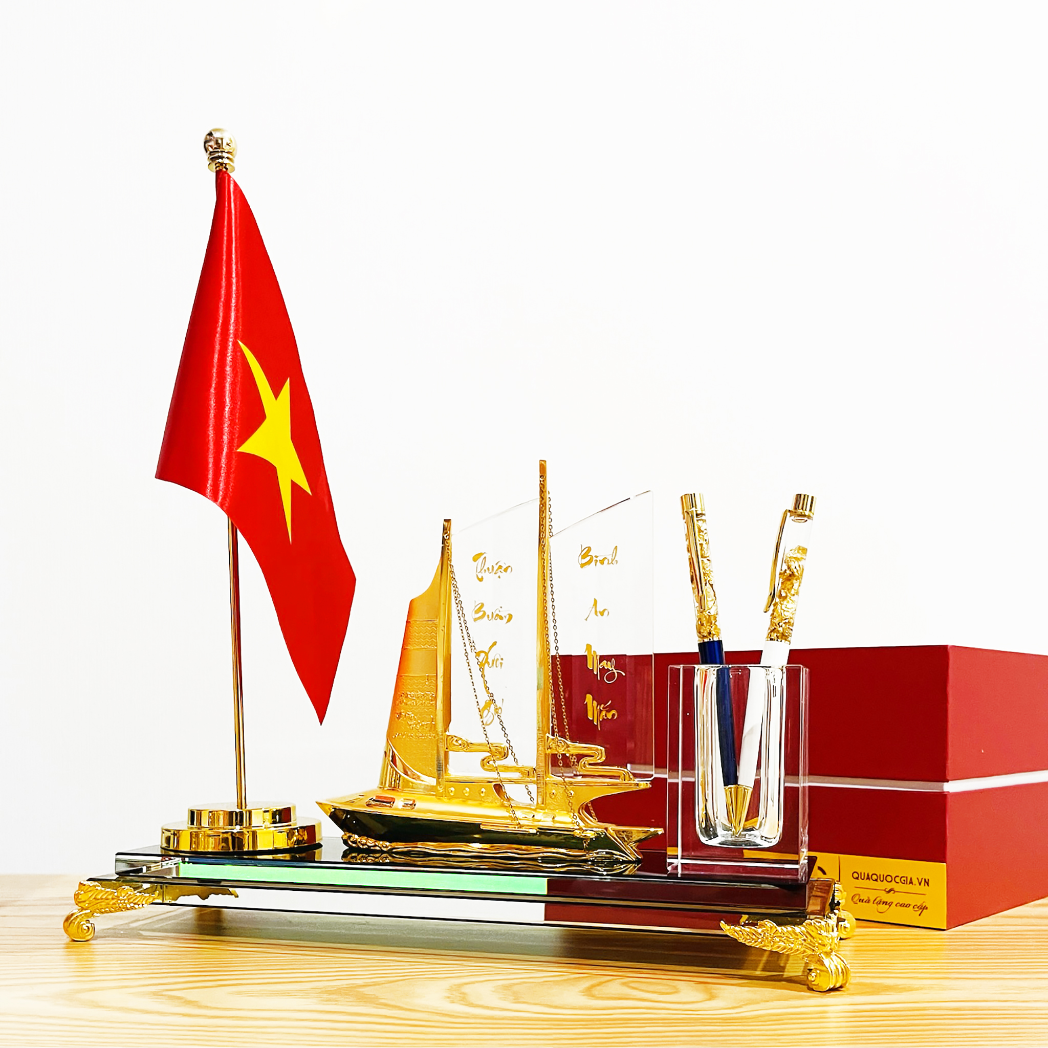 ĐỰNG BÚT DOANH NHÂN THUẬN BUỒM XUÔI GIÓ KÈM CỘT CỜ ĐỂ BÀN-TB02CN