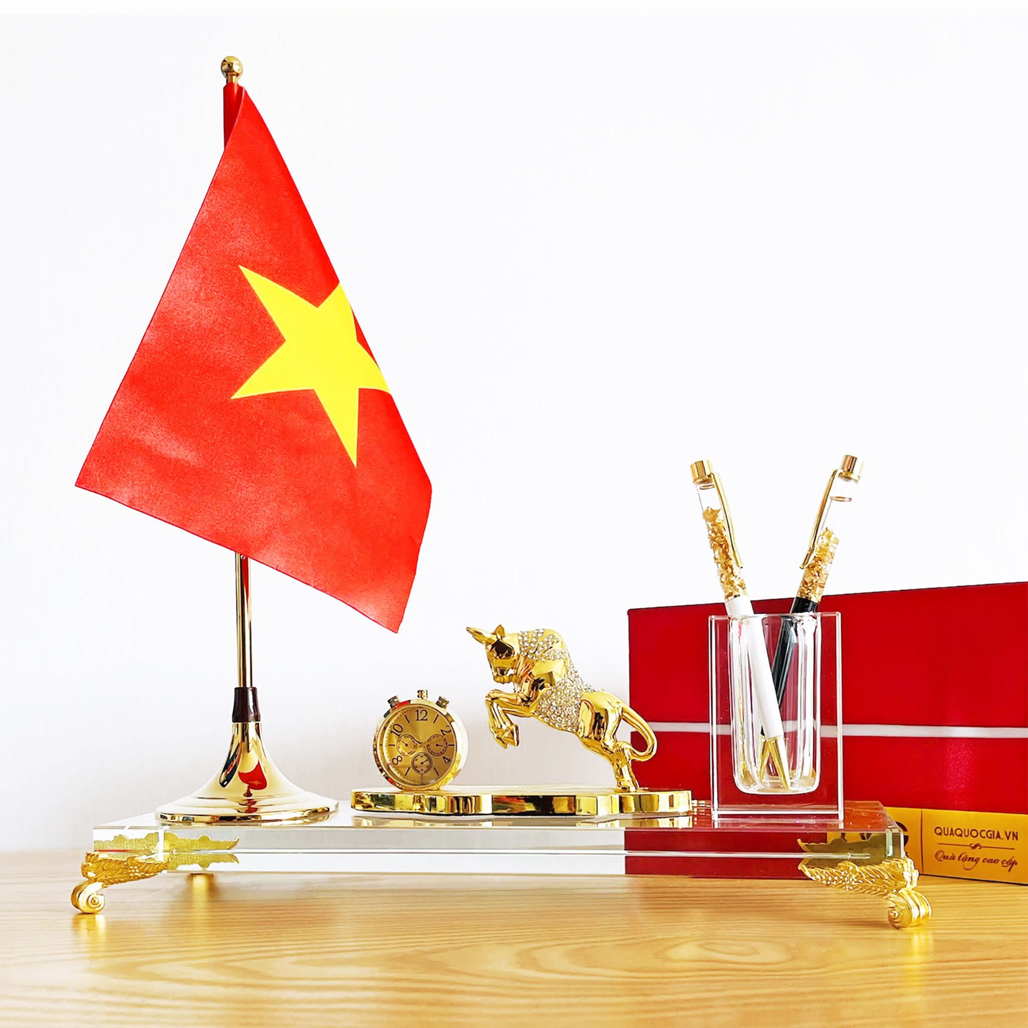 ĐỰNG BÚT DOANH NHÂN ĐỂ BÀN TRÂU VÀNG-TVKC01CN