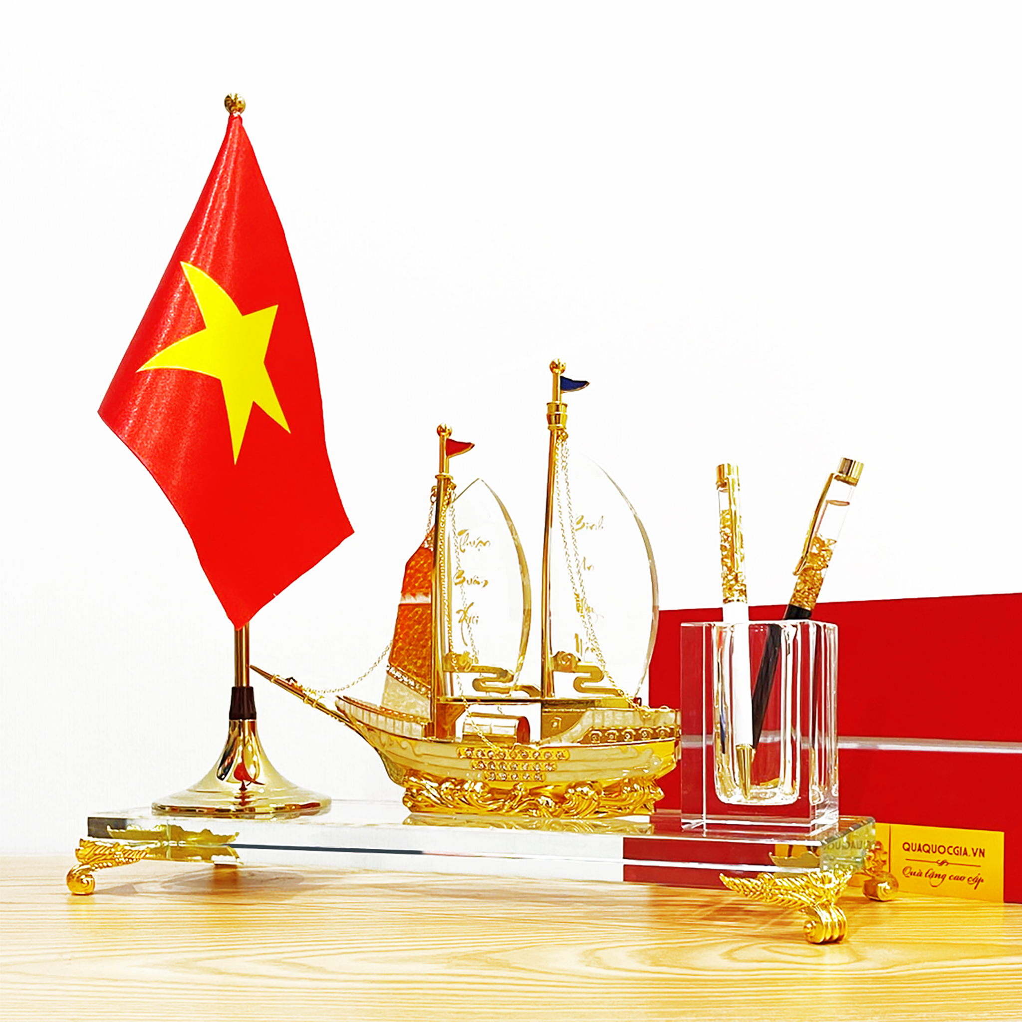 ĐỰNG BÚT THUẬN BUỒM XUÔI GIÓ VIP GẮN CỜ ĐỂ BÀN-TB01VCD