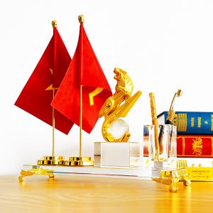 BỘ QUÀ TẶNG ĐỰNG BÚT ĐỂ BÀN HỔ VÀNG KÈM CỘT CỜ-HV02CN