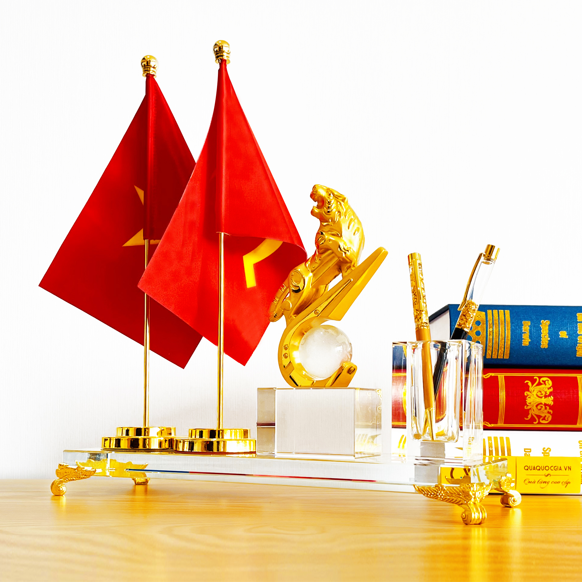 BỘ QUÀ TẶNG ĐỰNG BÚT ĐỂ BÀN HỔ VÀNG KÈM CỘT CỜ-HV02CN