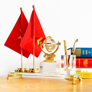 BỘ ĐỰNG BÚT ĐỂ BÀN BẮT TAY ĐỊA CẦU KÈM 2 CỜ-BT02CN