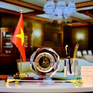 BỘ CỘT CỜ ĐỂ BÀN KÈM ĐỒNG HỒ CAO CẤP