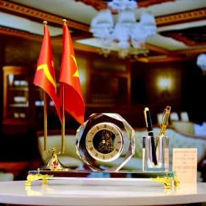 ĐỒNG HỒ ĐỂ BÀN CAO CẤP KÈM CỘT CỜ