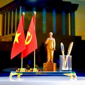 Bộ cột cờ kèm tượng Bác Hồ để bàn làm việc lãnh đạo