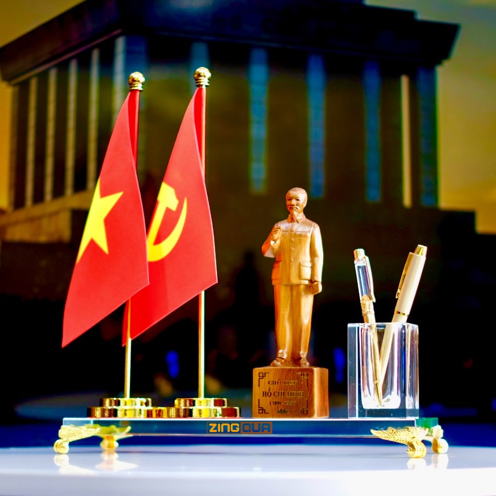 Bộ cột cờ kèm tượng Bác Hồ để bàn làm việc lãnh đạo